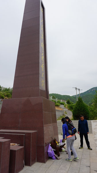 在花厂峪烈士陵园，教师代表向烈士敬献了鲜花